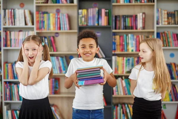 Crianças Segurando Pilha Livros Biblioteca Colegas Multiétnicas Divertir Dia Mundial — Fotografia de Stock