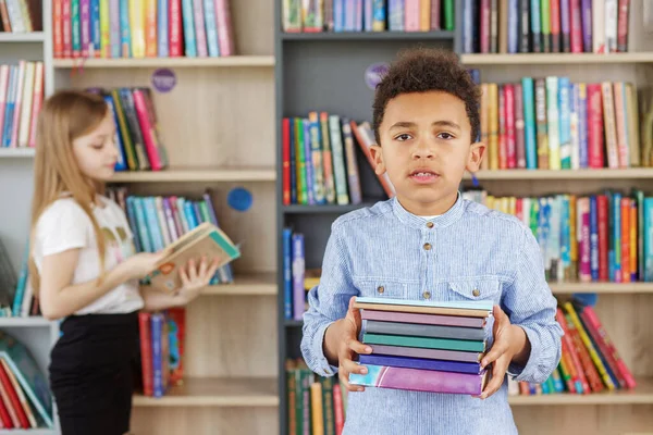 Tanulás Fogalma Vissza Iskolába Oktatásba Gyerekiskolás Fiú Könyvet Olvas Könyvtárban — Stock Fotó