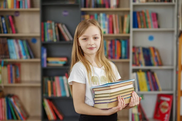 孩子在书店买书是为了学习或读书 女孩在学校图书馆选书 日常阅读的好处 世界图书日 — 图库照片