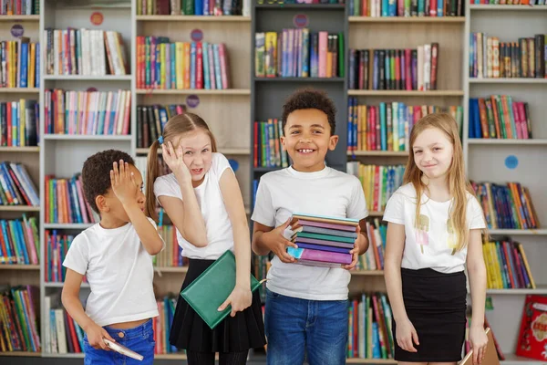 Vier Kinderen Met Een Stapel Boeken Bibliotheek Multi Etnische Klasgenoten — Stockfoto
