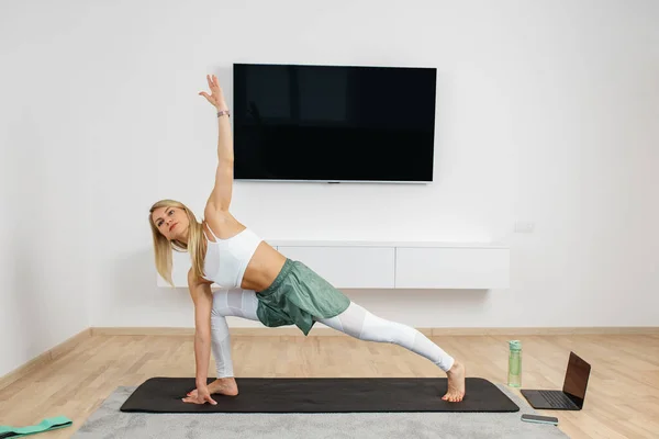 Concept Entraînement Fit Femme Faisant Planche Yoga Regarder Des Tutoriels — Photo