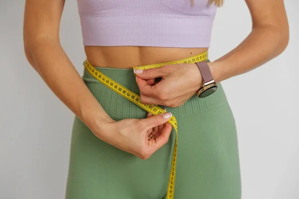 身材苗条的女人用尺子量腰围 动机的概念 复制空间 — 图库照片
