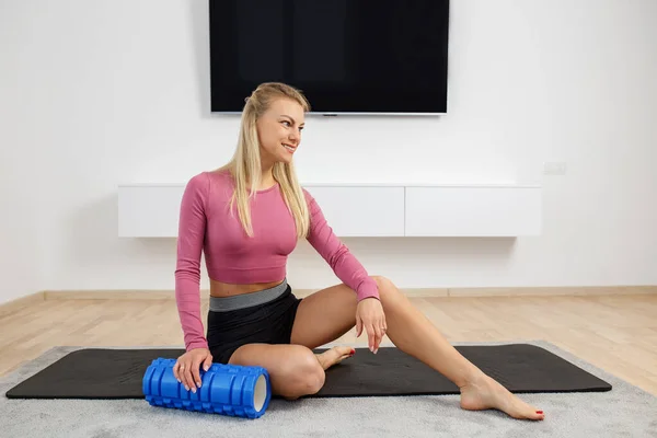 Mfr Woman Using Foam Roller Self Massage Muscles Home Studio — Stock Photo, Image
