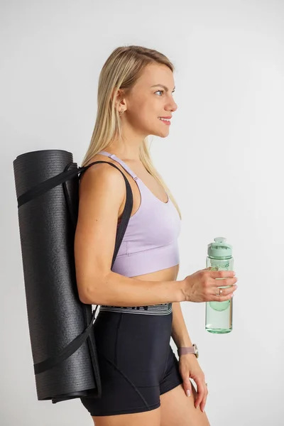 Entrenador Fitness Mujer Sosteniendo Esterilla Yoga Botella Agua Reutilizable Entrenamiento —  Fotos de Stock
