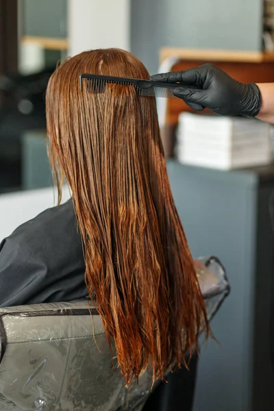 Fodrász Fésülködés Nők Hosszú Vörös Haj Törődik Egészséges Tiszta Hajjal — Stock Fotó