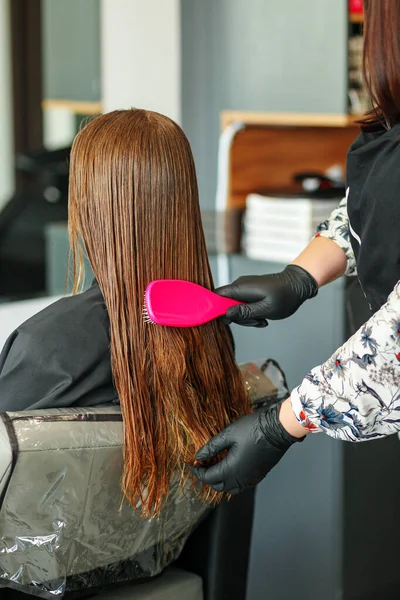 Fodrász Fésülködés Nők Hosszú Vörös Haj Törődik Egészséges Tiszta Hajjal — Stock Fotó