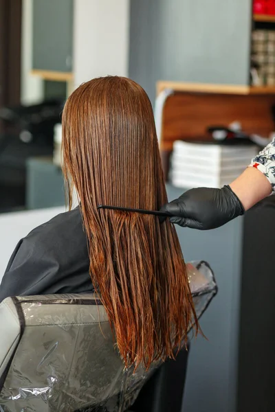 Парикмахер Расчесывает Женщин Длинными Рыжими Волосами Заботится Здоровых Чистых Волосах — стоковое фото