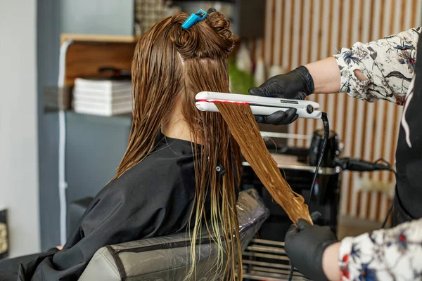 Парикмахер Вытягивает Волосы Клиента После Мытья Головы Нанося Питательные Вещества — стоковое фото