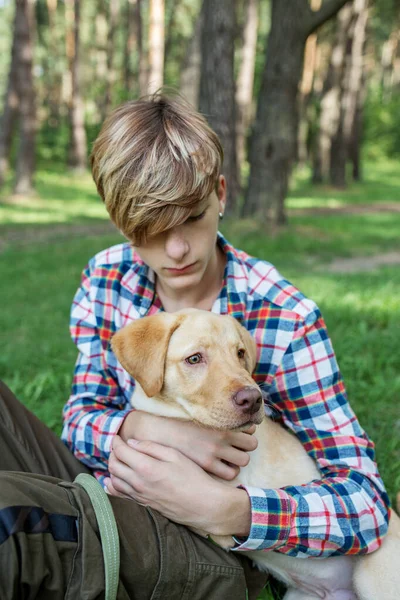 Teenage Boy Objímá Labradora Psa Parku Létě Pojetí Přátelství Domácích — Stock fotografie