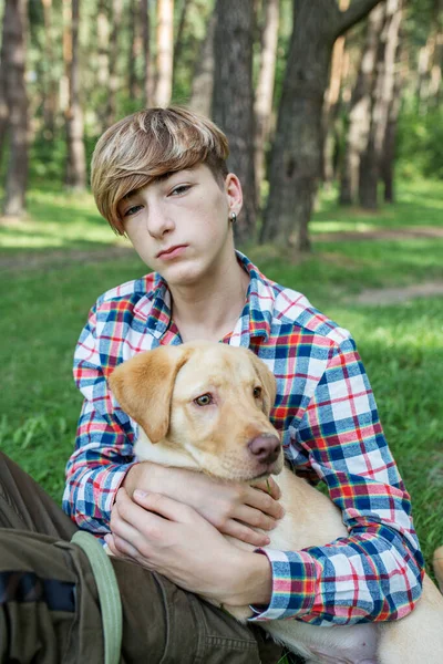 Teenage Boy Objímá Labradora Psa Parku Létě Přátelství Domácí Mazlíčci — Stock fotografie