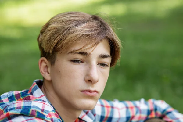 Close Portret Van Een Tiener Jongen Buiten Generaal Ongelukkig Stress — Stockfoto