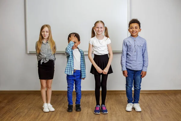 Dzieci Szkoły Grupowej Stojące Środku Klasy Odpowiadające Pytania Przed Kolegami — Zdjęcie stockowe