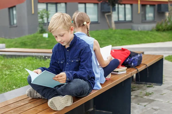 Children Read Books Sitting Bench School Yard Back School Beginning — Stock Photo, Image