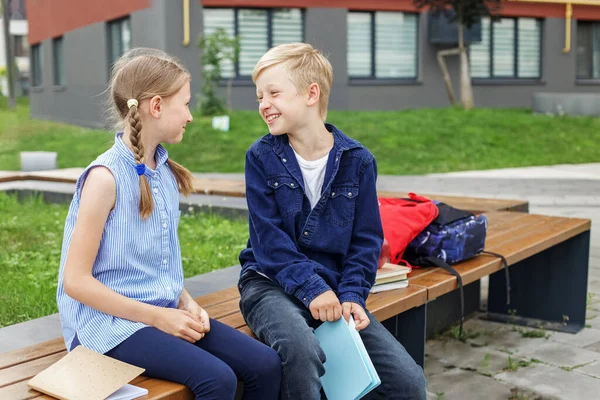 학교로 돌아가 운동장에서 벤치에 이야기하는 어린이 — 스톡 사진