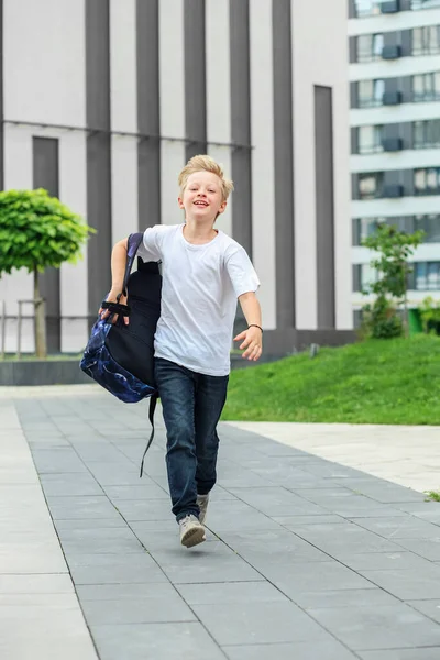 回学校去小孩背着背包跑去学校 教育和学校的概念 — 图库照片