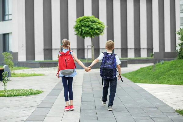 Klassenkameraden Mit Rucksack Rücken Zurück Zur Schule Kinder Gehen Zur — Stockfoto