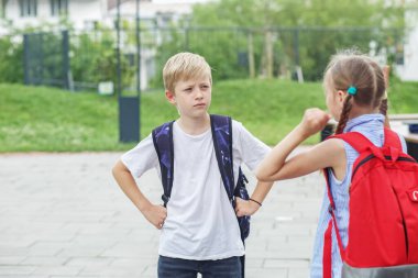 Okula dönelim. İki çocuk, kız kardeş ve erkek kardeş, okuldan dönerken kavga edip bağırıyorlar. Kötü ruh hali. Olumsuz duygu. Yetiştirme ve aile kavramı.