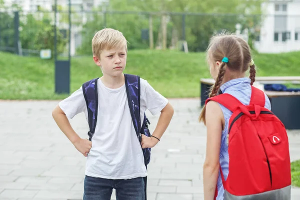 回学校去两个孩子 在放学的路上吵吵闹闹 心情不好负面情绪抚养和家庭概念 — 图库照片