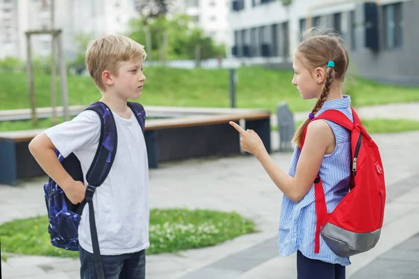 回学校去心情不好负面情绪培养和家庭观念 两个孩子 姐姐和弟弟 在放学的路上吵吵闹闹 — 图库照片