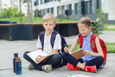 Okula dönelim. Okul çocukları kitap okumaktan ve dışarıda ödev yapmaktan sıkılır. Yeniden kullanılabilir su şişesi