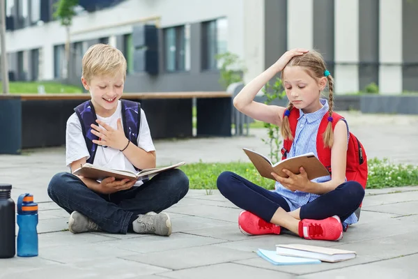 Dos Niños Leen Libros Juntos Hablan Patio Escuela Vuelta Escuela —  Fotos de Stock