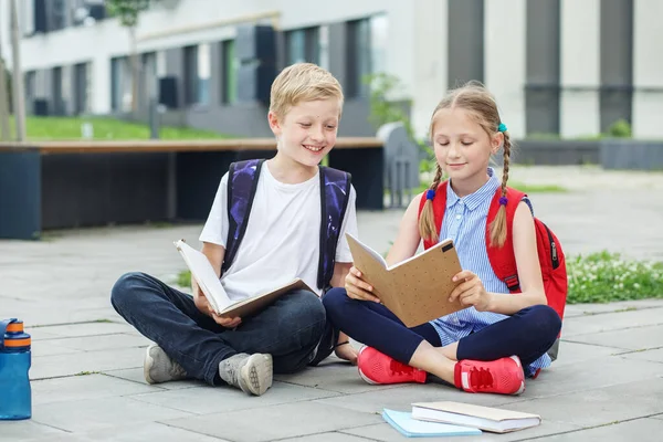 Dos Niños Leen Libros Juntos Hablan Patio Escuela Vuelta Escuela —  Fotos de Stock