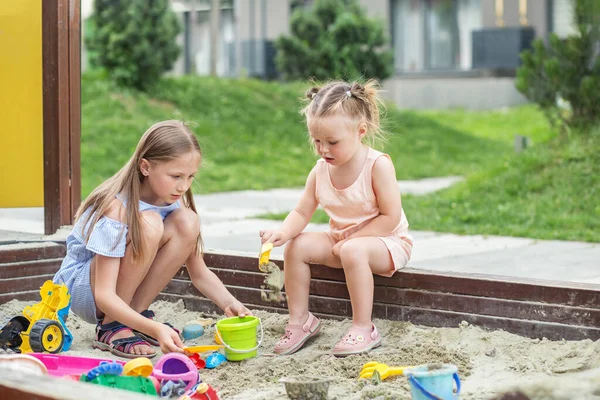 Menina Bebê Brincando Caixa Areia Criança Brincando Com Moldes Areia — Fotografia de Stock