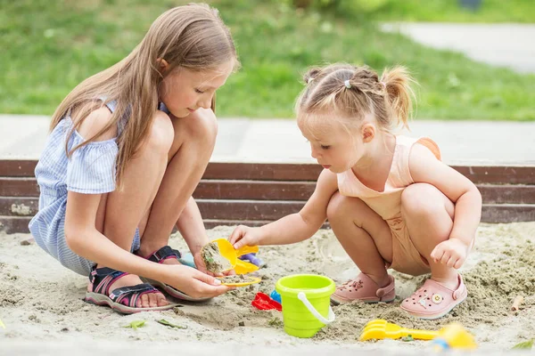 Mädchen Und Baby Spielen Sandkasten Kleinkind Spielt Mit Sandformen Und — Stockfoto
