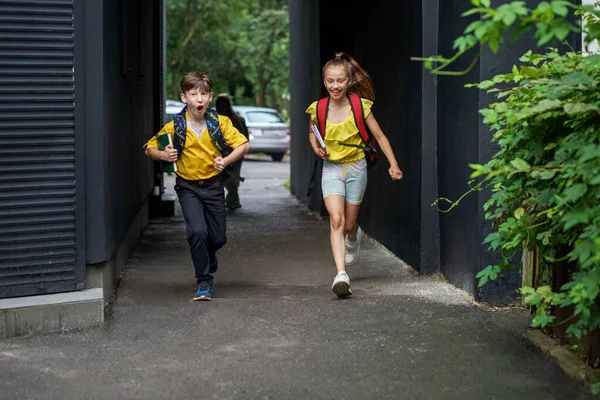 Twee Kinderen Met Rugzakken Rennen Naar School Begrip Leren Vriendschap — Stockfoto