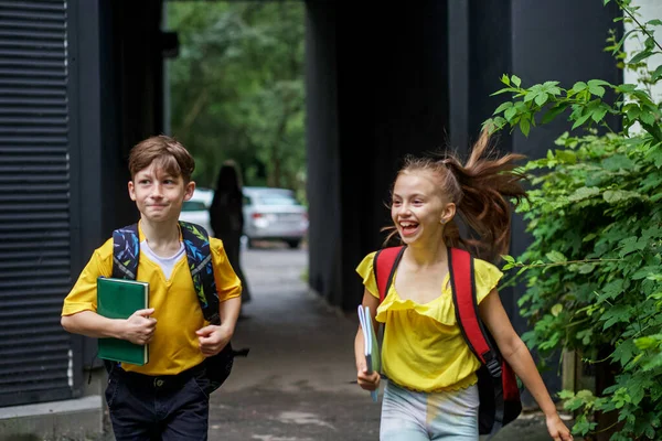 Duas Crianças Com Mochilas Correm Para Escola Conceito Aprendizagem Amizade — Fotografia de Stock