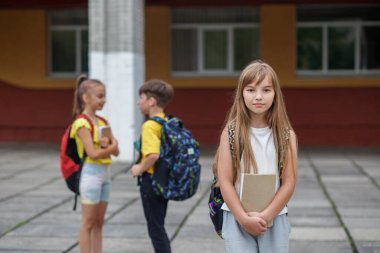 Kitaplı ve sırt çantalı kız öğrenci. Okula dönelim. Okul derslerine başlıyorum. Okul, eğitim, eğitim, arkadaşlık, çocukluk kavramı.