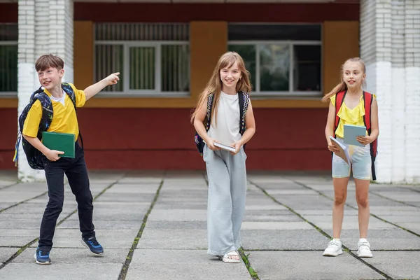 回学校去开始上课 三个学生在户外玩得很开心 背负背包的同学 — 图库照片
