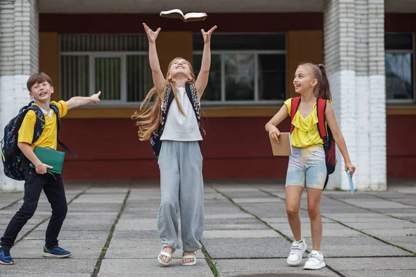 Возвращайся Школу Начало Школьных Уроков Трое Школьников Веселятся Улице Одноклассники — стоковое фото