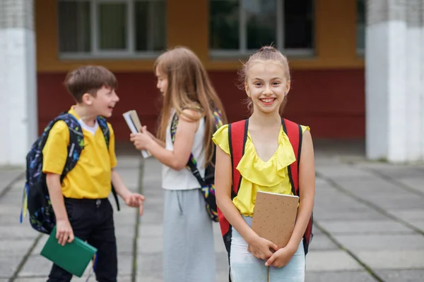Schoolmeisje Met Boek Rugzak Buiten Terug Naar School Begin Van — Stockfoto