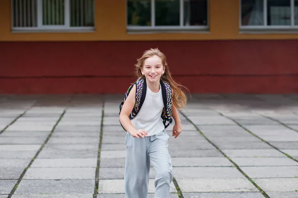 Iskolai Leckék Kezdete Boldog Iskolás Lány Fut Hátizsákkal Szabadban Mosolyog — Stock Fotó