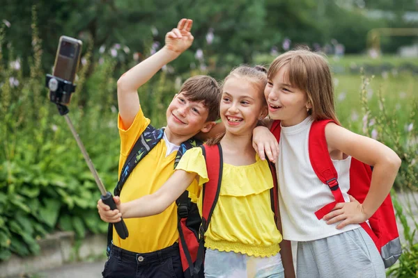 Group Elementary School Students Backpacks Taking Picture Smartphone Selfie Stick — Stock Photo, Image