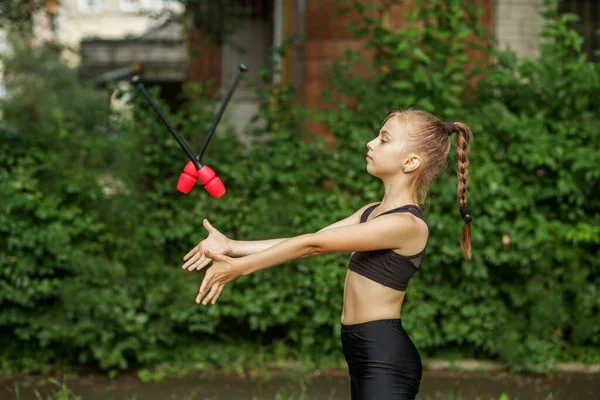 Gadis Sporty Kecil Berolahraga Dengan Gymnastic Mace Outdoor Rhythmic Senam — Stok Foto