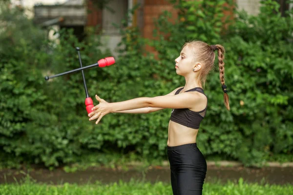 Kleines Sportliches Mädchen Das Draußen Mit Gymnastikmaske Trainiert Rhythmische Sportgymnastik — Stockfoto
