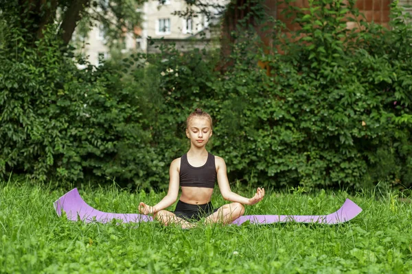 Gesundheitskonzept Kind Praktiziert Tagsüber Yoga Park Atemübung — Stockfoto