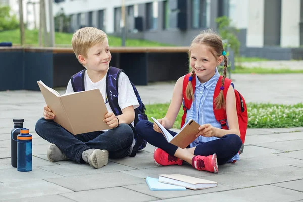 Twee Kinderen Lezen Samen Boeken Praten School Terug Naar School — Stockfoto