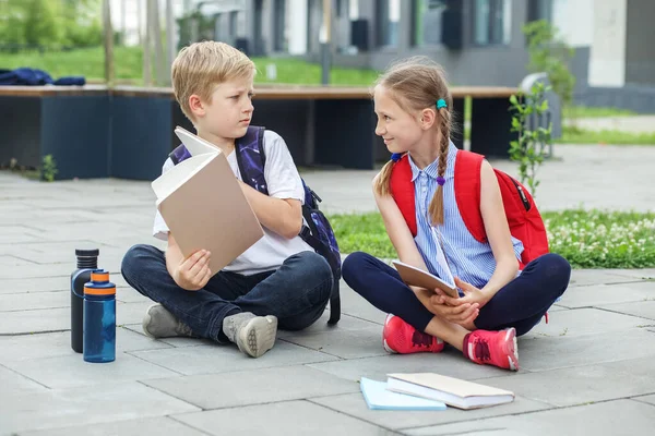 Two Children Read Books Together Talk School Yard Back School — Stock Photo, Image