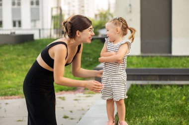 Büyük yaş farkları olan kız kardeşler. Aile, annelik ve aşk kavramı.