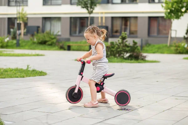 Ragazza Del Bambino Guida Balance Bike All Aperto Imparare Guidare — Foto Stock