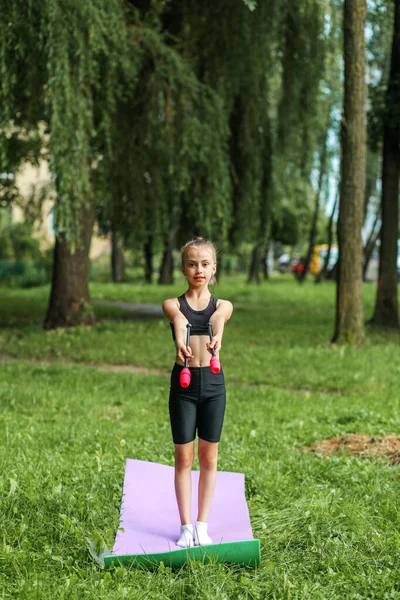 Kleines Sportliches Mädchen Das Draußen Mit Gymnastikmaske Trainiert Rhythmische Sportgymnastik — Stockfoto