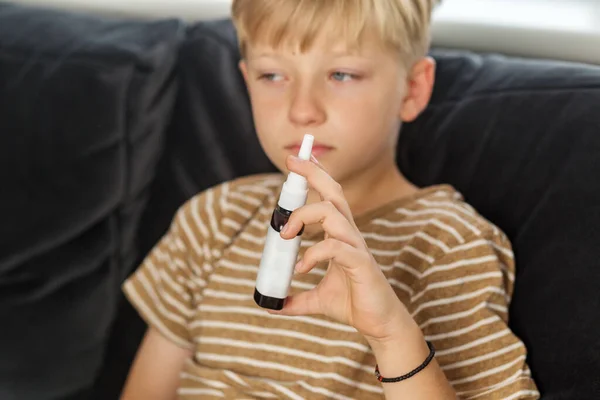 Spray Nasal Frio Sazonal Automedicação Conceito Saúde Cuidado Criança Menino — Fotografia de Stock