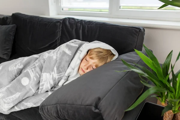 Menino Pré Adolescente Doente Descansando Sofá Envolto Cobertor Frio Sazonal — Fotografia de Stock