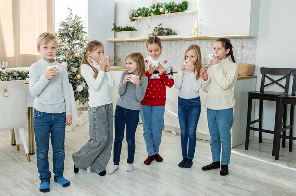 クリスマスにホットチョコレートを飲む子供6人 コンセプト メリークリスマス 子供時代 居心地の良い家 — ストック写真