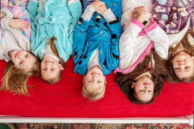 Mutlu Noeller ve mutlu tatiller. Bir grup çocuk pijama partisinde eğleniyor. Konforlu ev