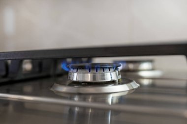 Mutfak gaz ocağı ve mavi alev şeffaf. Ekonomik kriz, doğalgazın yükselişi.