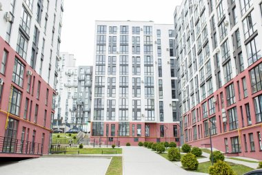 Çok katlı apartman binaları..